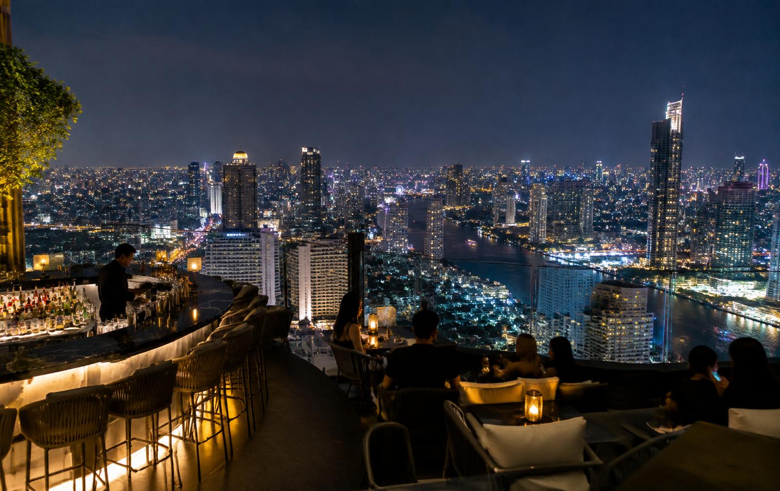 Rooftop dominant les lumières de Bangkok la nuit