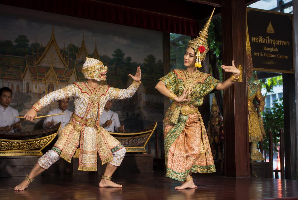 Danseurs en costumes traditionnels thaïs sur une petite scène
