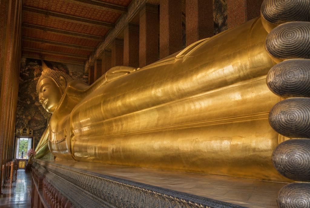 Bouddha couché doré dans un temple de Bangkok