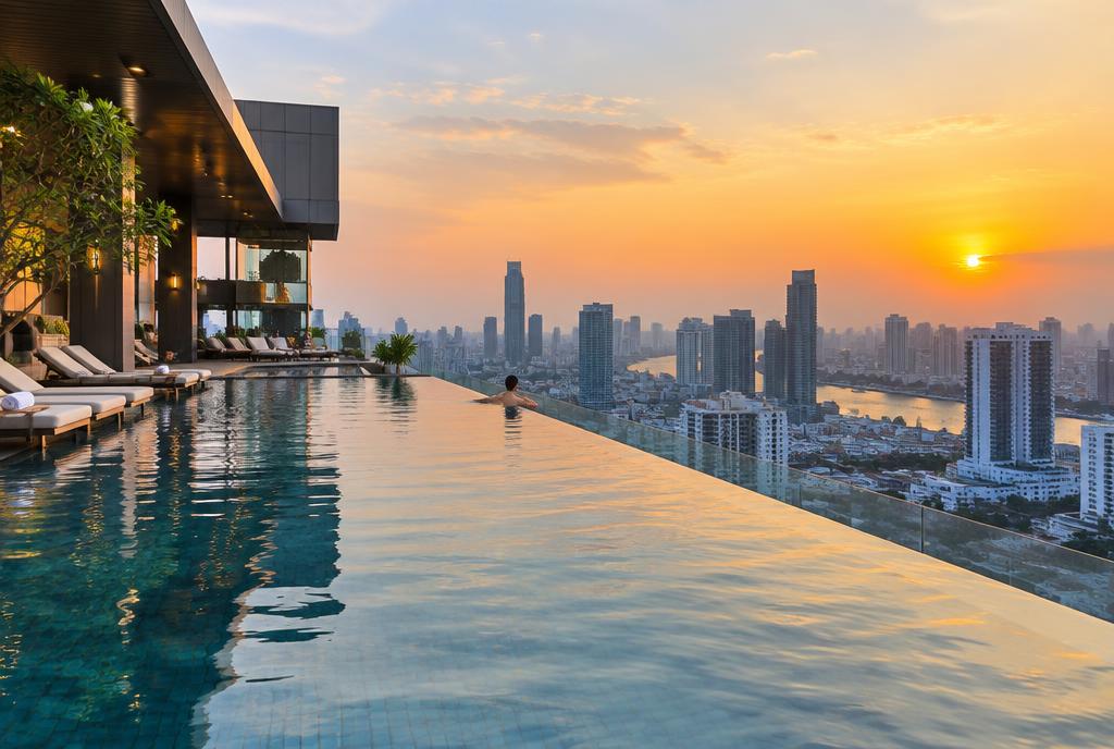 Piscine en hauteur d'un hôtel de gratte-ciel à Bangkok au coucher du soleil