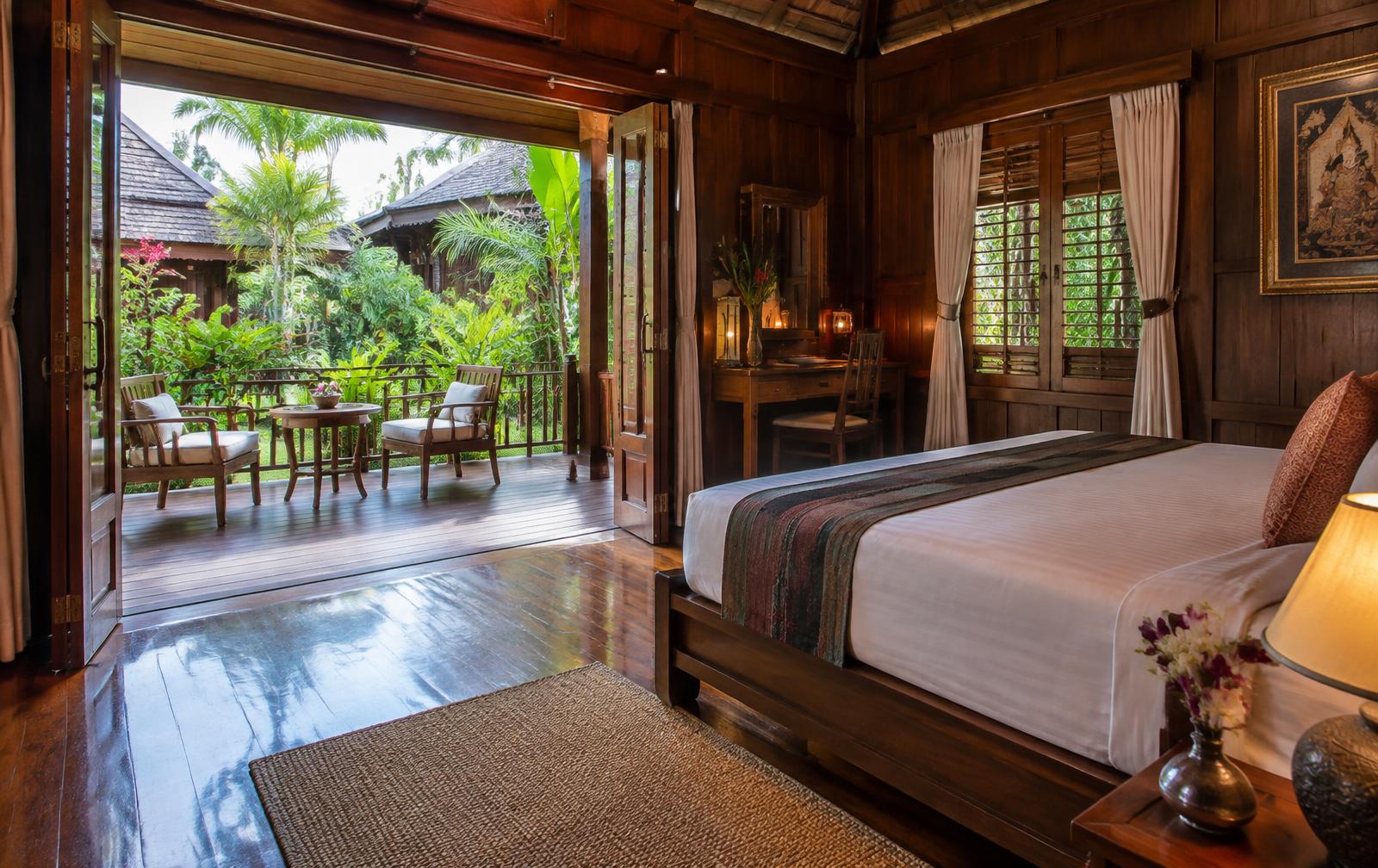 Chambre en teck ouverte sur un jardin tropical à Bangkok