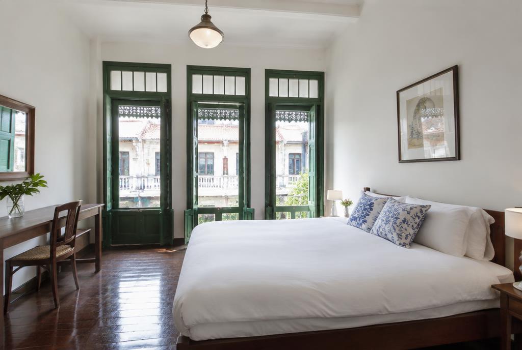 Chambre claire dans une shophouse ancienne de Bangkok