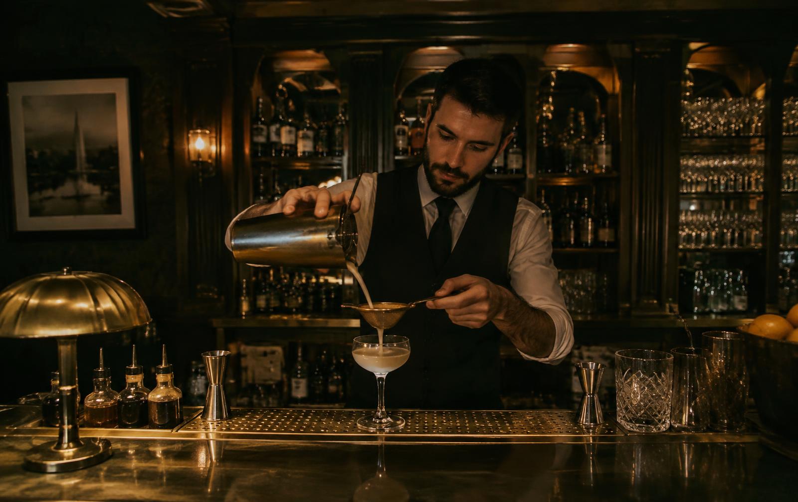 Bar de nuit éclairé au bord de la rade de Genève
