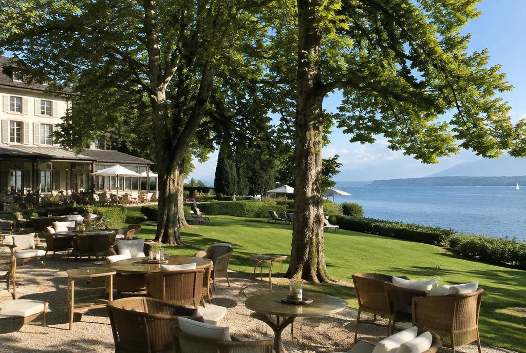 Terrasse d'un hôtel de bord de lac entouré d'un parc près de Genève