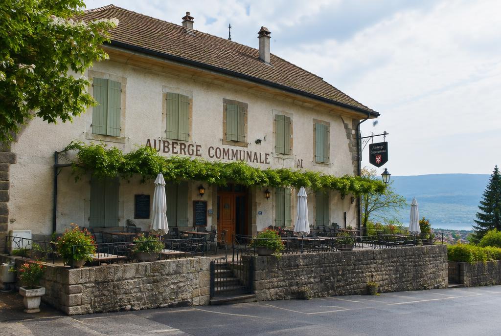 Auberge de village en pierre entourée de champs près de Genève
