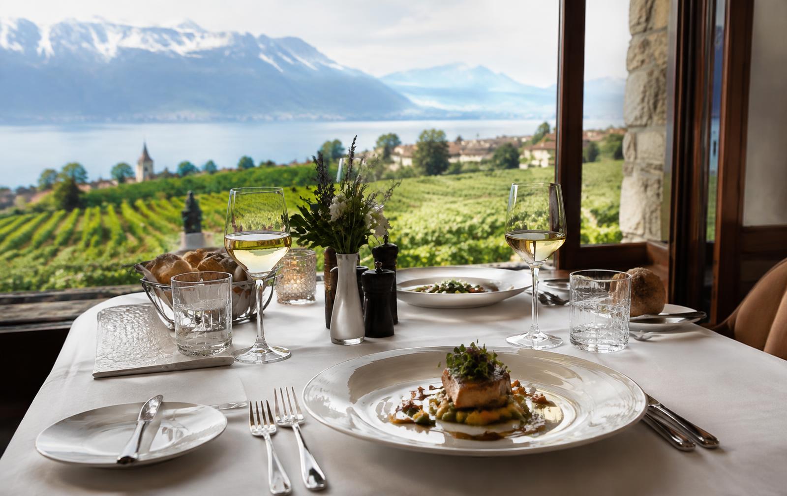 Chef dressant une assiette face au lac à Genève