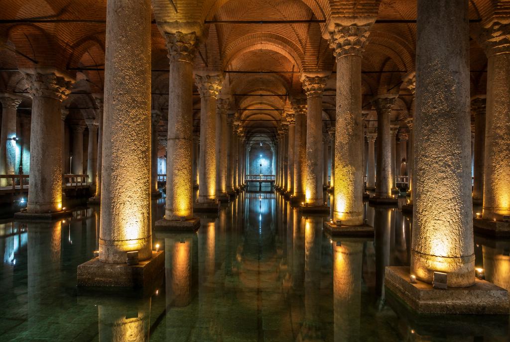 Colonnes illuminées d'une citerne byzantine souterraine