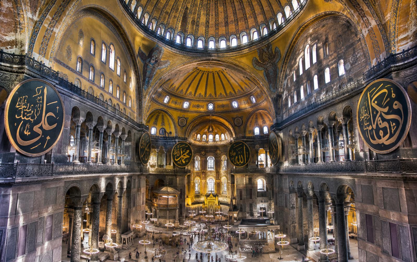 Intérieur d'une basilique byzantine à coupole à Istanbul