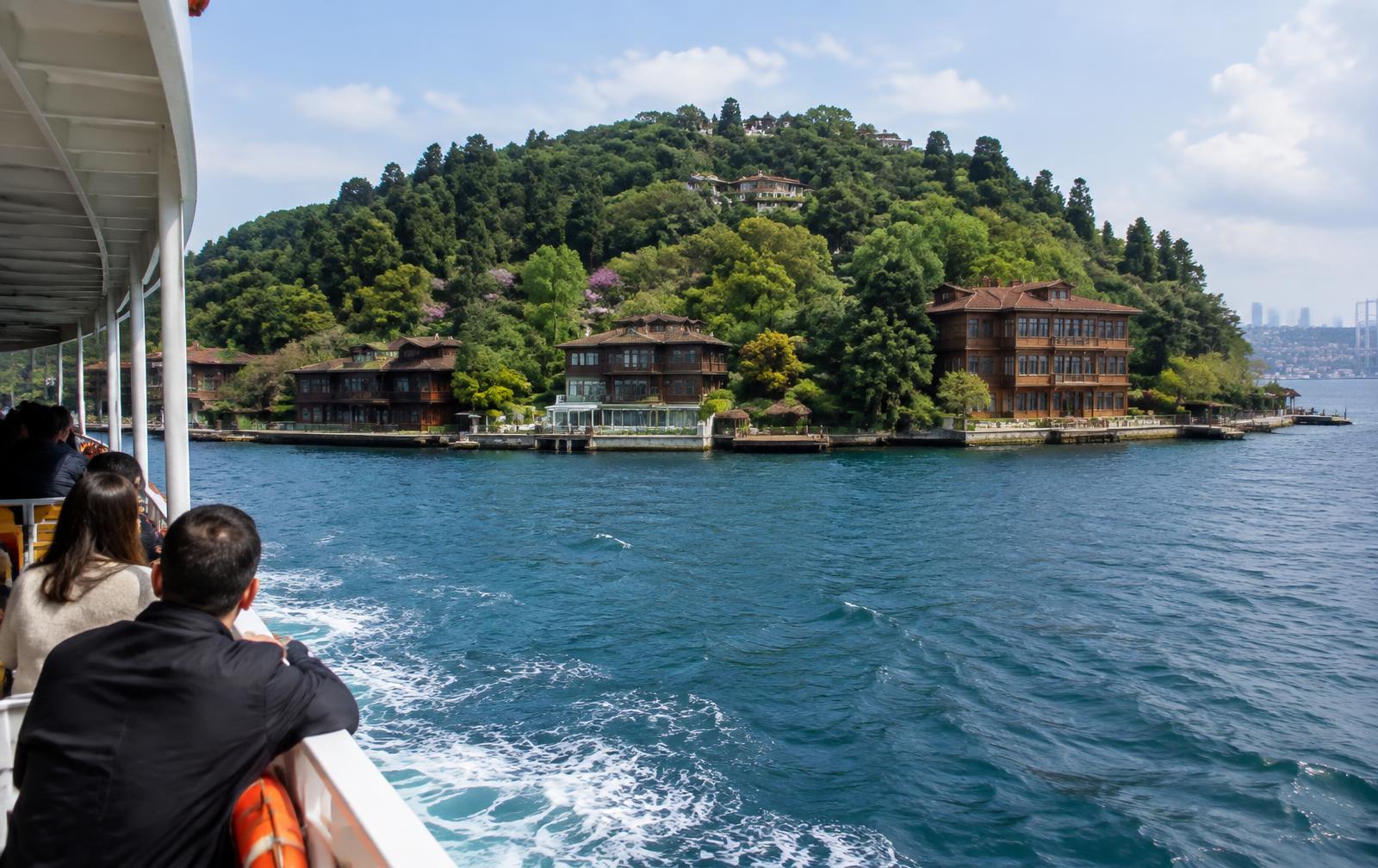 Ferry approchant une île boisée près d'Istanbul