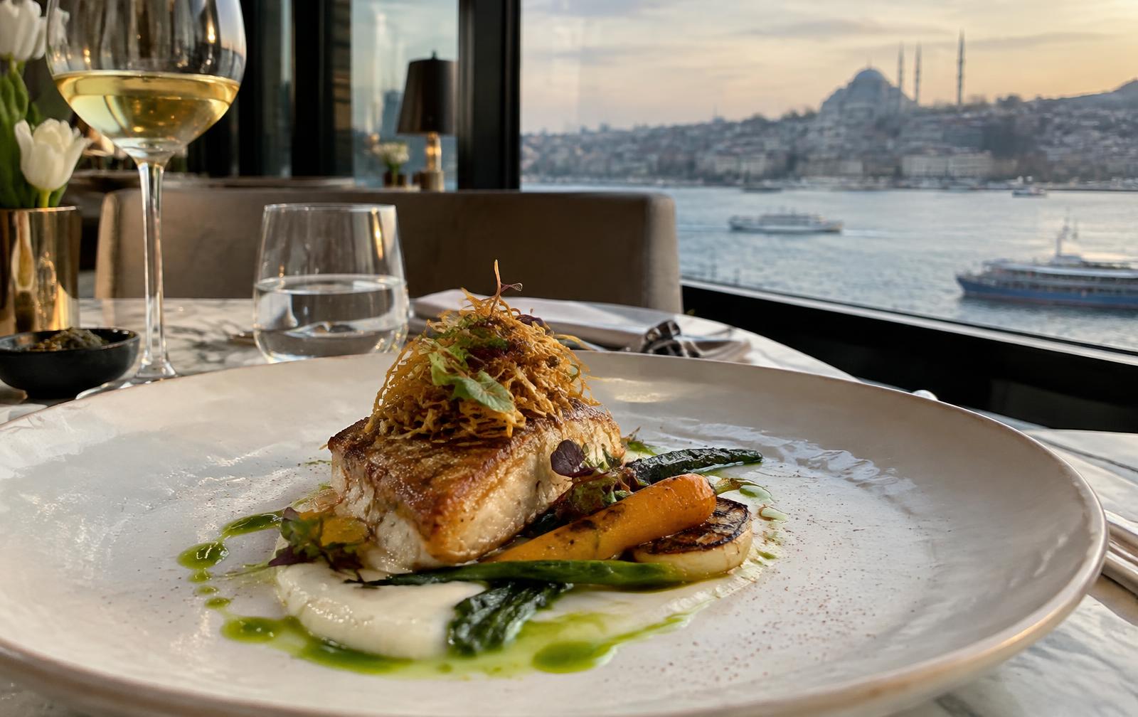 Chef dressant une assiette dans une cuisine ouverte à Istanbul