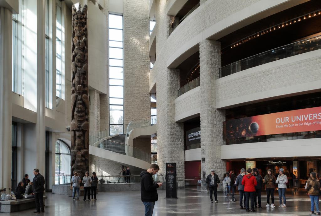 Grand hall du Musée de la civilisation à Québec avec visiteurs