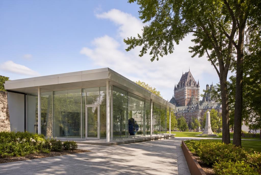 Pavillon de verre du Musée national des beaux-arts du Québec dans un parc