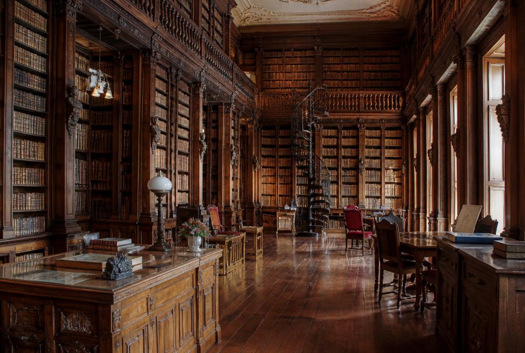 Bibliothèque victorienne en bois avec escalier en colimaçon à Québec