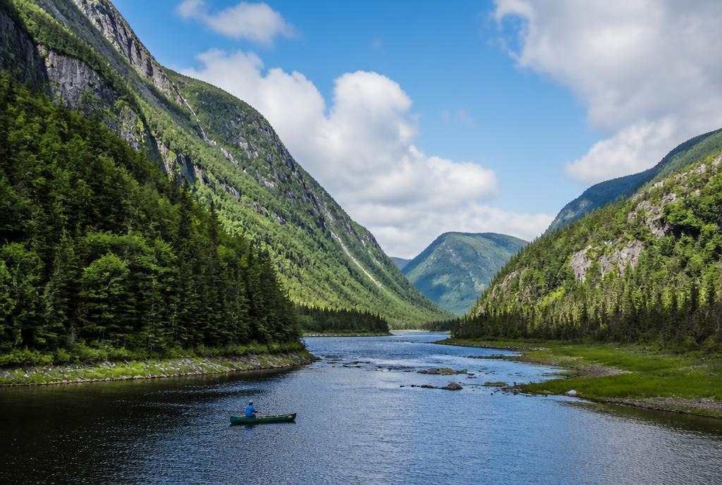 Vallée glaciaire et rivière du parc de la Jacques-Cartier avec un canot
