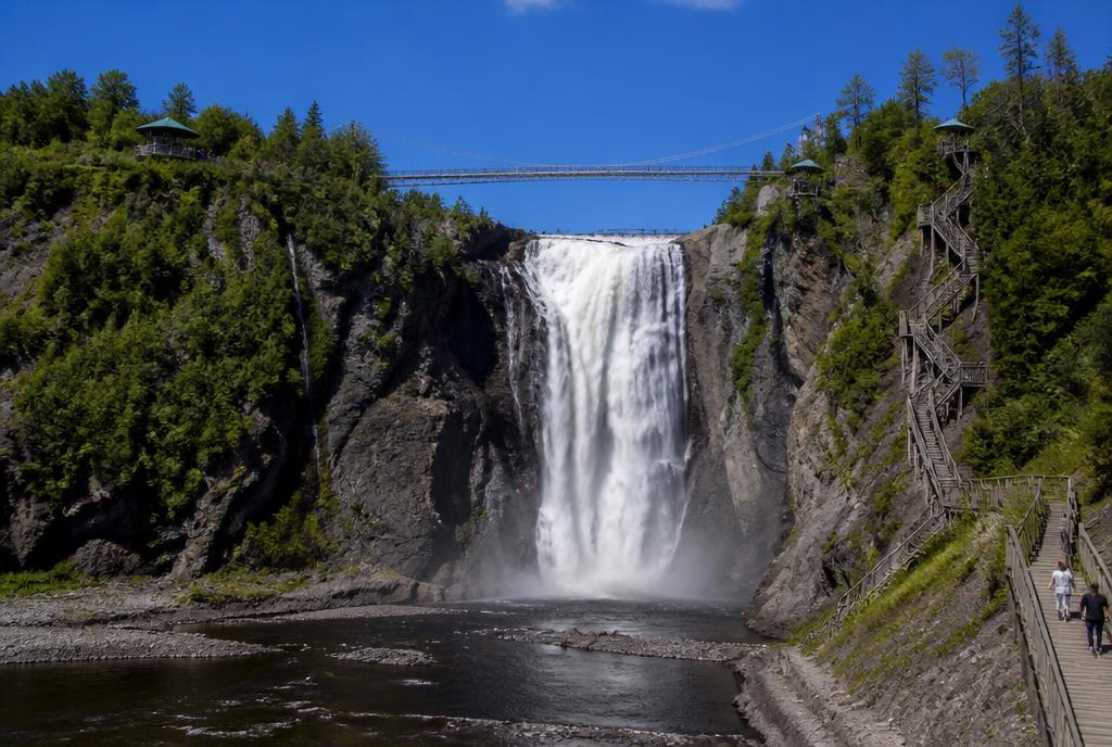 Chute Montmorency et sa passerelle suspendue près de Québec