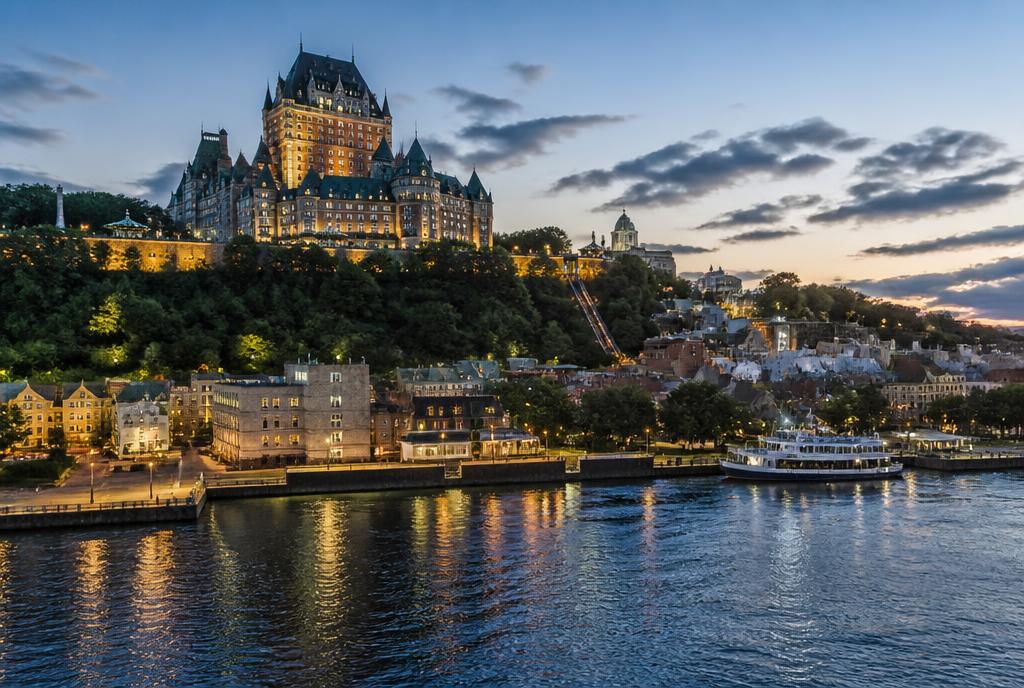 Le Château Frontenac illuminé au-dessus du Saint-Laurent à Québec