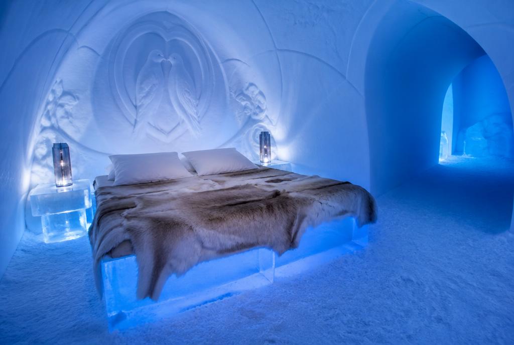 Chambre sculptée dans la glace avec lit couvert de fourrures