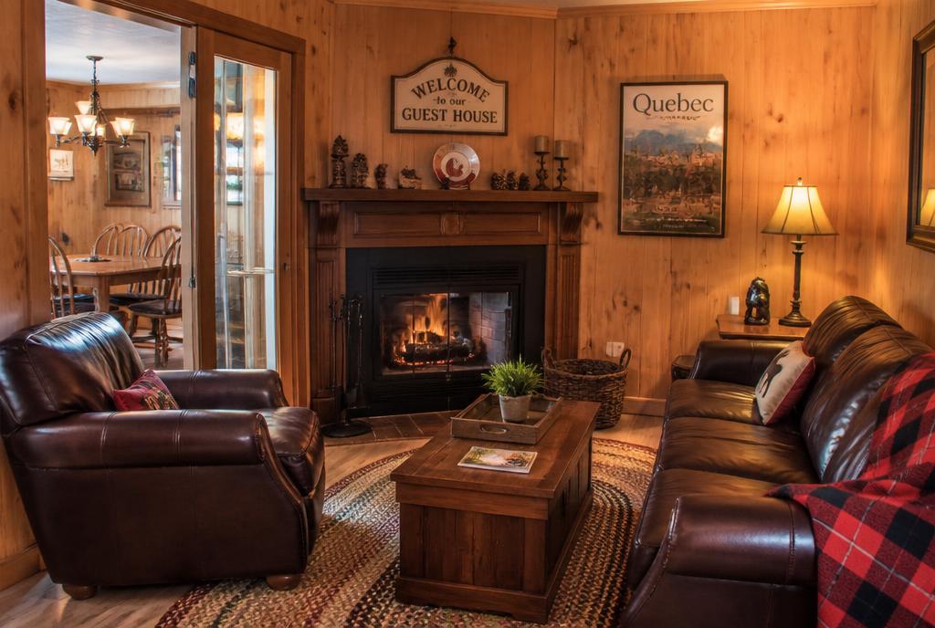 Salon boisé avec foyer d'un gîte du Vieux-Québec