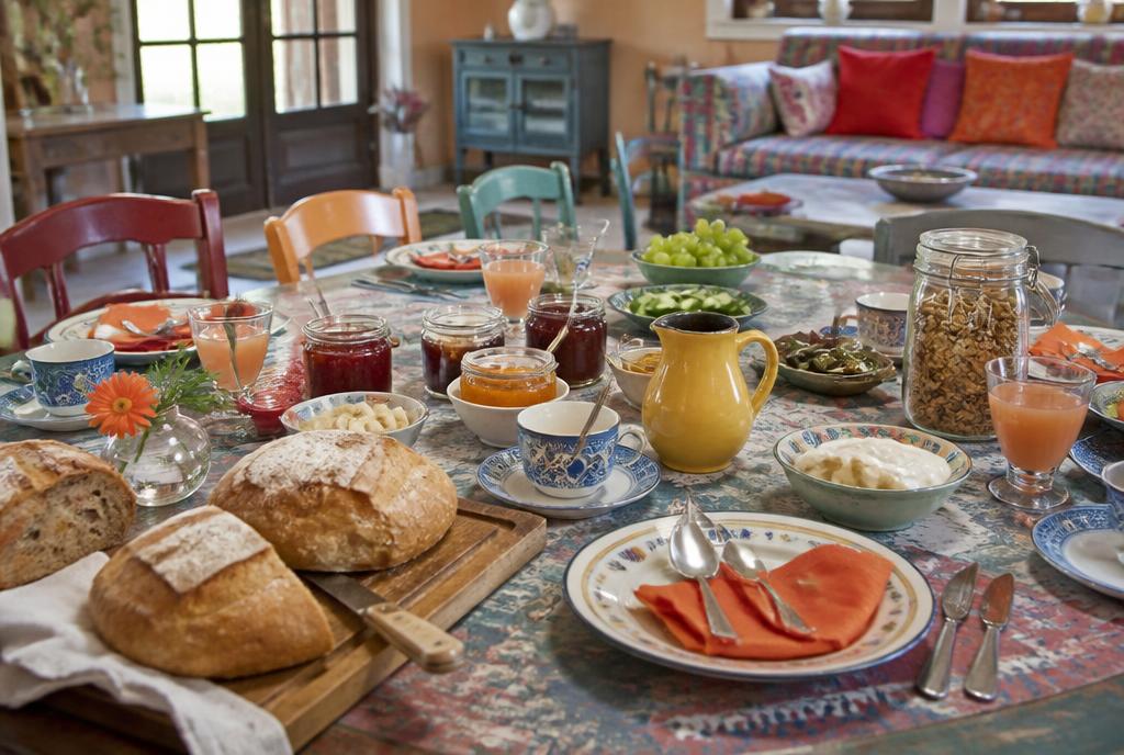 Table de petit-déjeuner d'une chambre d'hôtes colorée à Québec