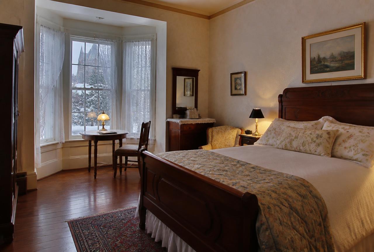 Chambre d'une maison victorienne de Québec sous la neige