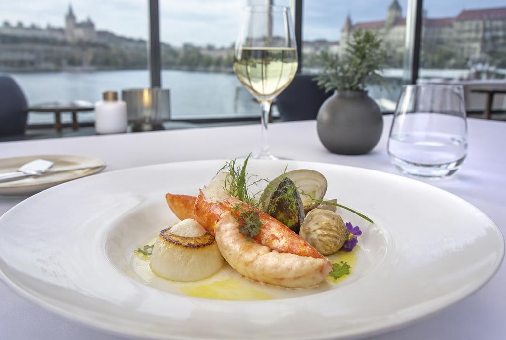 Assiette gastronomique de fruits de mer dans un restaurant de Québec