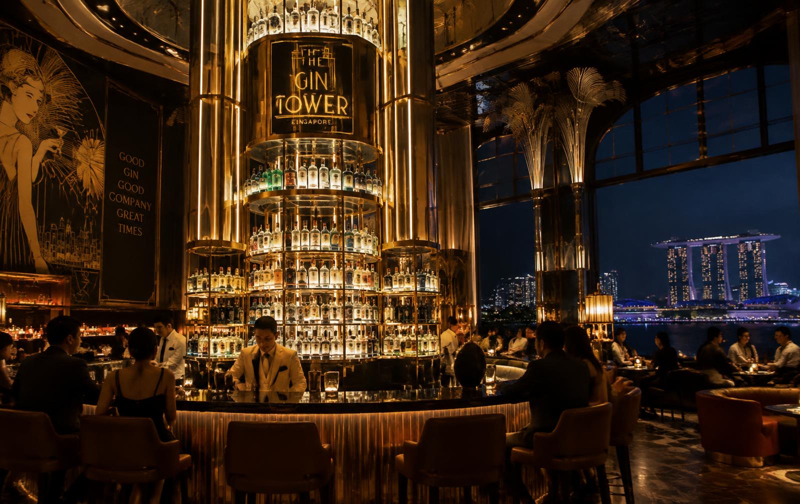 Bar éclairé face aux gratte-ciel de Singapour à la nuit tombée