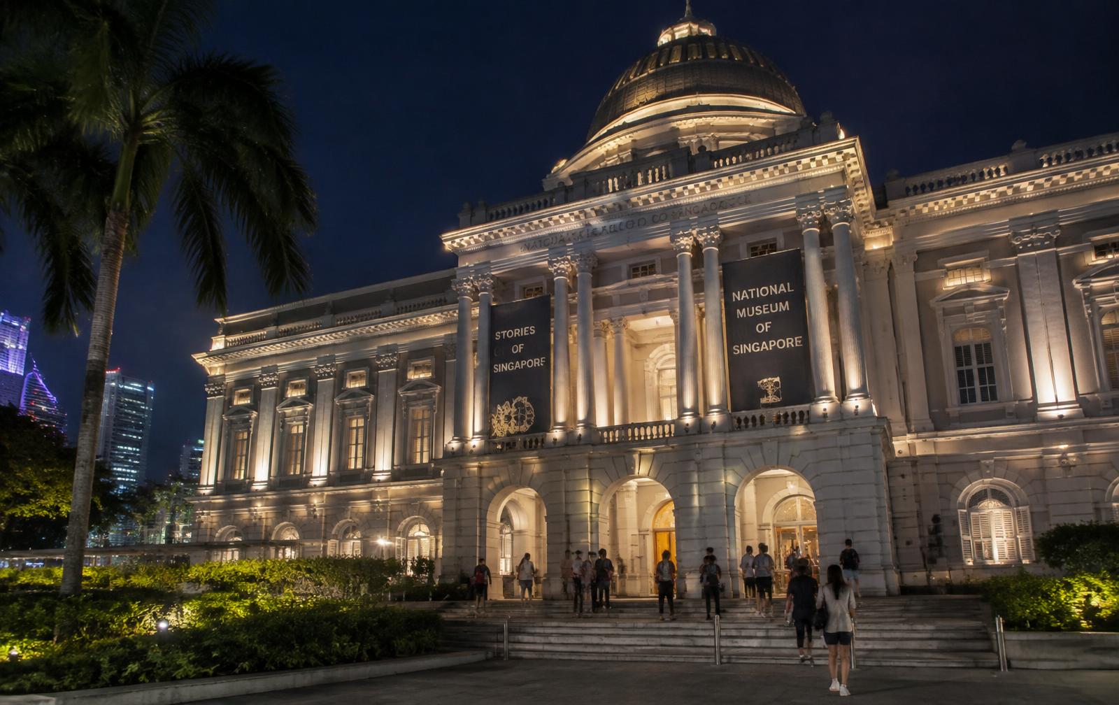 Musée éclairé de nuit dans le quartier civique de Singapour