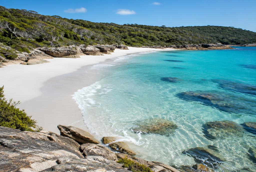 Plage de sable blanc et eau turquoise dans un parc national au sud de Sydney