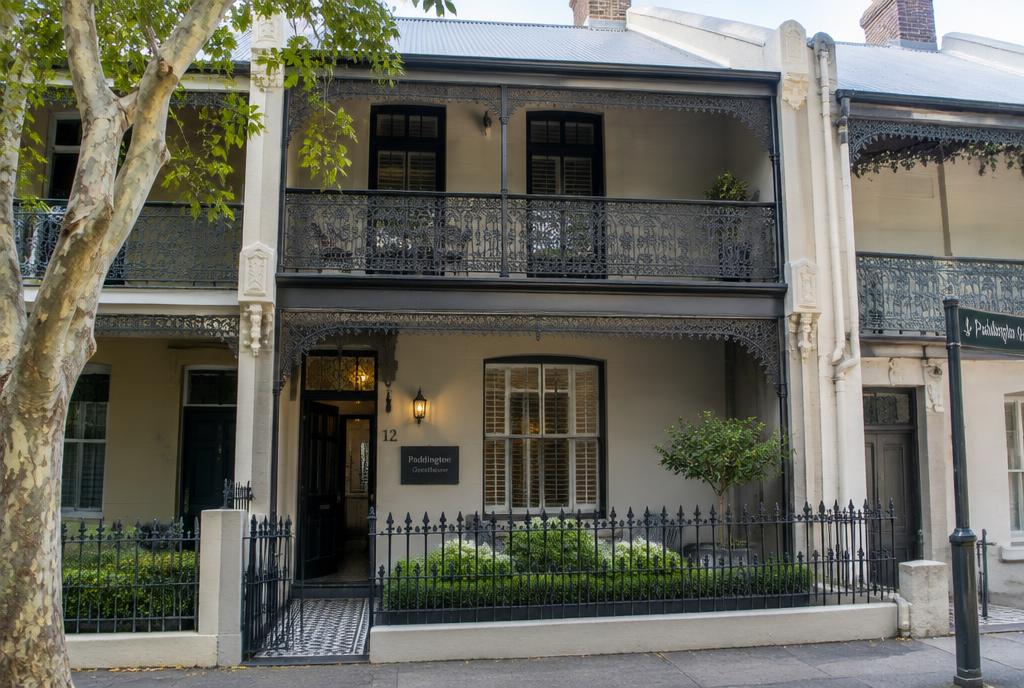 Terrasse victorienne en fer forgé d'une maison de Paddington